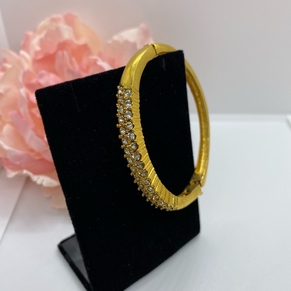 Vintage gold tone rhinestone clasp bracelet - Picture 1 of 5